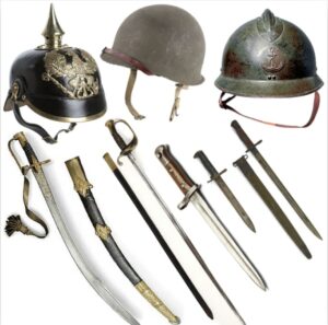 Casque de l'armée, sabres et poignards